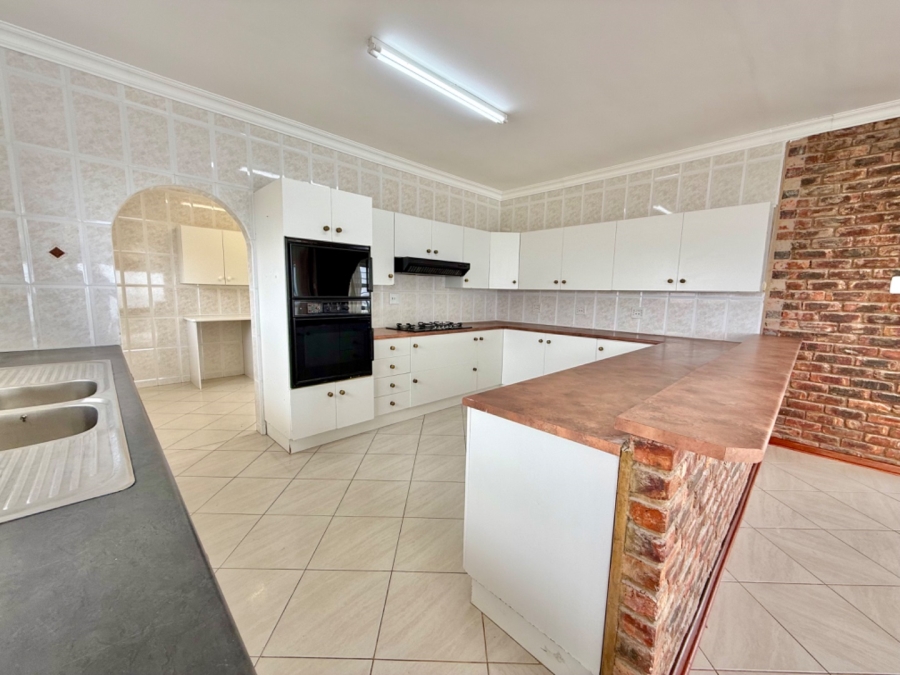 5 Bedroom Property for Sale in Seaview Eastern Cape